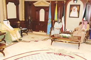 سمو ولي العهد الشيخ نواف الاحمد مستقبلا ذكرى الرشيدي وعبدالمحسن المطيري﻿