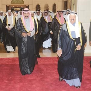 صاحب السمو الامير الشيخ صباح الاحمد لدى عودته الى البلاد وفي استقباله سمو ولي العهد الشيخ نواف الاحمد وكبار الشيوخ﻿