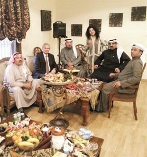 السفير الهولندي وعدد من الحضور في ضيافة ملتقى نجلاء النقي﻿