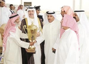 الشيخ مبارك الحمود يسلم كاس الامير﻿
