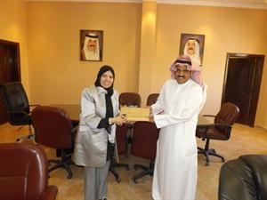 صالح العجمي يسلم الصلال نسخة من الوثيقة﻿