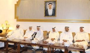 عبدالله الرومي وجاسم السعدون وحمزة عباس وعادل الصرعاوي خلال الندوة﻿