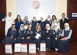 طالبات المدرسة مع ادارة العلاقات الداخلية في البنك﻿