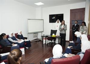 سلمى الحجاج مدير عام ادارة الموارد البشرية في البنك مع الطالبات خلال الزيارة﻿