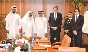 معبدالعزيز الابراهيم خلال استقباله الوفد الزائر﻿
