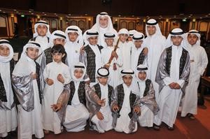 محمد العمر يتوسط عددا من الطلاب المشاركين في الملتقى محمد خلوصي
