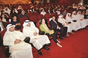 متابعة من الحضور لفقرات الحفل
