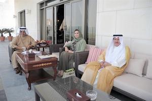 سمو رئيس الوزراء الشيخ جابر المبارك خلال لقائه ذكرى الرشيدي وعبدالمحسن المطيري
