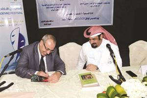 عميد المعهد دفهد السليم اثناء توقيع كتاب د محمد اعراب