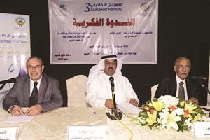 فيصل القحطاني يتوسط عيد واعراب في الندوة الفكرية