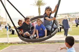الاطفال استمتعوا بمرافق نادي ضباط الحرس﻿
