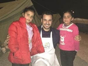 المطوع مع اثنتين من فتيات اللاجئين السوريين ﻿