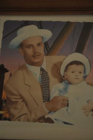 الاستاذ حامد الايوب مع احد ابنائه