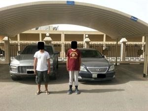 المتهمان بعد ضبطهما وتبدو خلفهما سيارتان فارهتان قاما بسرقتهما قبل ضبطهما بايام﻿