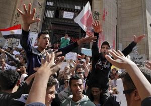  محتجون يهتفون برحيل النائب العام امام دار القضاء العالي بالقاهرة امس اپ 