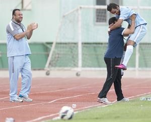 خالد عجب يحتفل بتسجيل الهدف الثاني للسالمية في مرمى النصر الازرقكوم