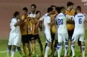 بالفيديو .. مشادة وهوشة بين بعض لاعبي القادسية والجهراء