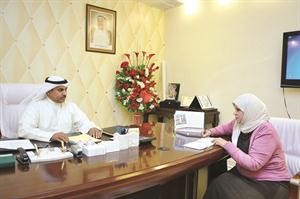 العنزي متحدثا الى الزميلة ليلى الشافعي 	سعود سالم﻿