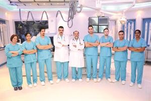 د سعد الكندري مع الفريق الطبي