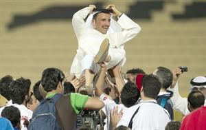 لاعبو الكويت يحملون الرئيس الفخري للنادي مرزوق الغانم فرحا بتحقيق لقب الدوري الازرقكوم 