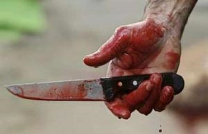 ثلاثة مسلحين يقتحمون منزلاً في تيماء وينهالون على صديقهم طعناً بسبب «مزحة»
