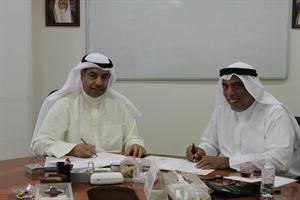 فوزي المجدلي ومناجي العبدالهادي خلال توقيع الاتفاقية
