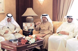 سمو رئيس الوزراء الشيخ جابر المبارك خلال حديثه وبجانبه الشيخ محمد العبدالله والشيخ سلمان الحمود