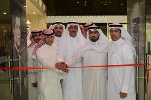 فهد المطيري يقص شريط الافتتاح﻿
