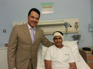 دجمال الحربي مع احد المرضى بعد نجاح العملية﻿