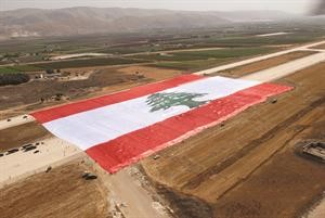 اكبر علم مقدم من الكويت اهداء للجيش اللبناني في عيده﻿