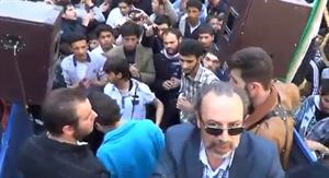 صورة عن فيديو بثه ناشطون لمشاركة الفنان همام حوت في مظاهرة بحي بستان القصر﻿