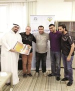 داعراب مع هاني النصار وعلي الحسيني ومحمد الكندري وعبدالعزيز النصار الذين سلموا له ملفا خاصا لفرقتهم 