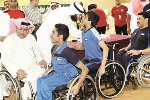 شافي الهاجري اثناء تتويج بعض ابطال المعاقين في مناسبة سابقة