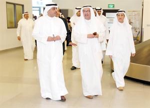 الشيخ احمد مشعل الاحمد خلال زيارته مطار الكويت الدولي
