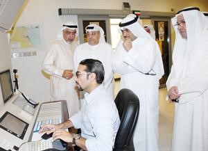 الشيخ احمد المشعل يطلع على الية العمل
