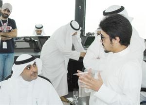 الشيخ احمد المشعل يستمع لشرح حول المشروع
