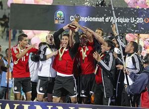 لاعبو منتخب مصر فوق منصة التتويج احتفالا بالفوز بكاس افريقيا للشباب رويترز