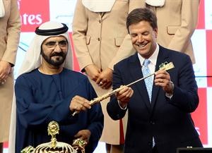 حاكم دبي الشيخ محمد بن راشد مكتوب يسلم هدية تذكارية لغراهام موشيون مدرب الجواد الفائز افب
