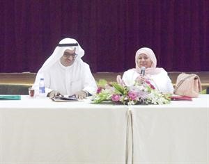 عادل الراشد ولطيفة العجيل خلال الاجتماع﻿