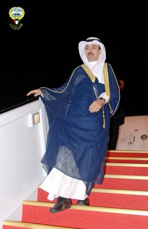 الراشد يهبط من سلم الطائرة عائدا من الاكوادور﻿