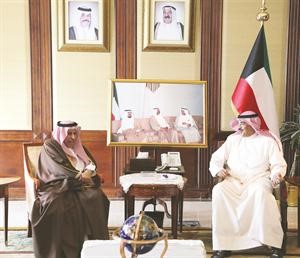 الشيخ صباح الخالد خلال لقائه دعبدالعزيز الفايز﻿