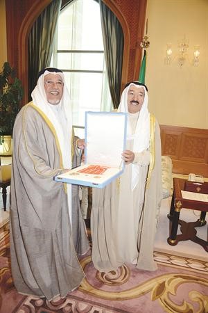 صاحب السمو الامير يسلم وسام الكويت الى الشيخ علي الجراح﻿