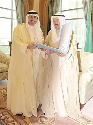 صاحب السمو الامير يسلم الوسام الى الشيخ خالد العبدالله﻿