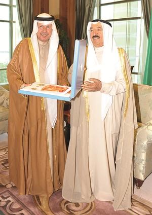 السفير احمد فهد الفهد يتسلم الوشاح من صاحب السمو الامير﻿