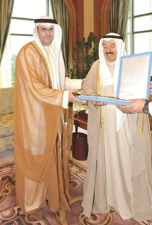 عبدالعزيز اسحق يتسلم وسام الكويت من صاحب السمو الامير﻿