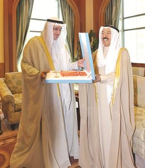 صاحب السمو الامير يسلم الوشاح الى يوسف الرومي﻿