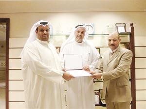 مجموعة البابطين تكرم محمد كمال ﻿