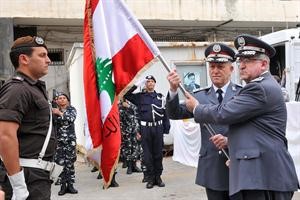 اللواء اشرف ريفي خلال تسليمه قيادة قوى الامن الداخلي لنائبه العميد روجيه سالم امس محمود الطويل