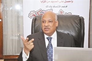 السفير عبدالكريم سليمان متحدثا على هامش السحب
