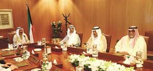 صاحب السمو الامير مترئسا الجلسة الاستثنائية لمجلس الوزراء بحضور علي الراشد والشيخ احمد الحمود والشيخ احمد الخالد﻿